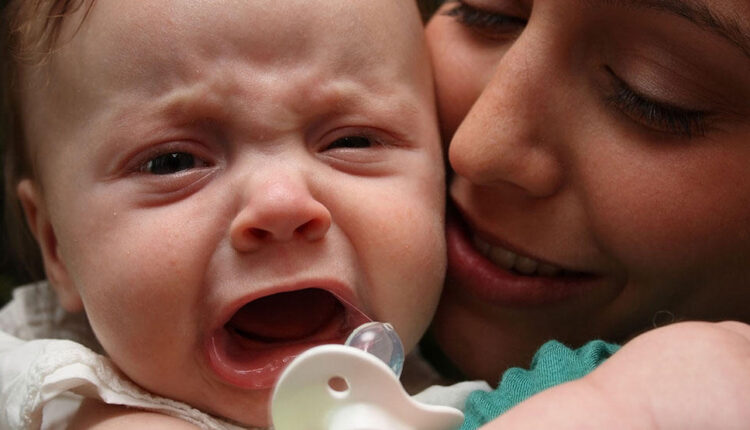 أسباب بكاء الطفل حديث الولادة