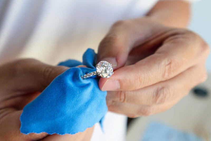 طريقة تنظيف خاتم الماس