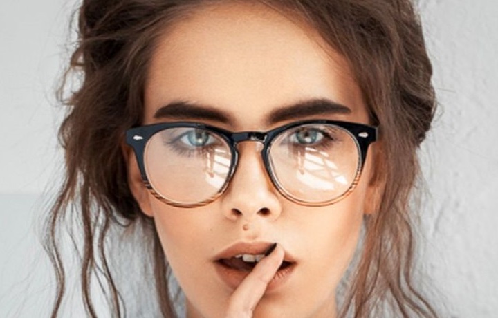 النظارات المناسبة للوجه الطويل للنساء