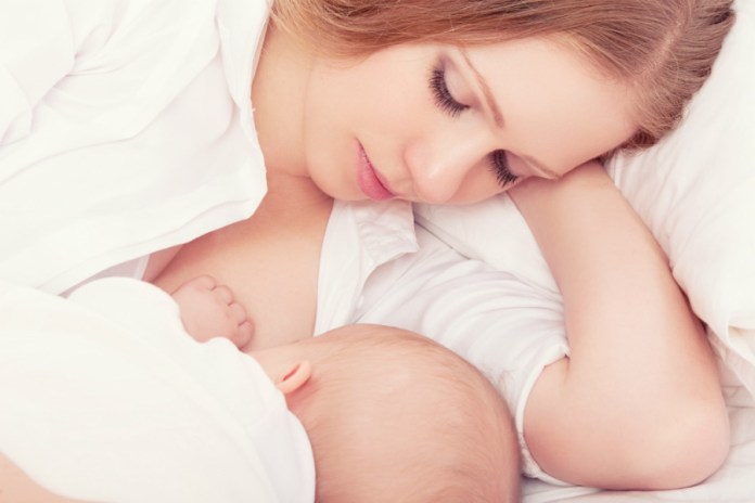 هل إرضاع الطفل وهو نائم يسبب التهاب الأذن