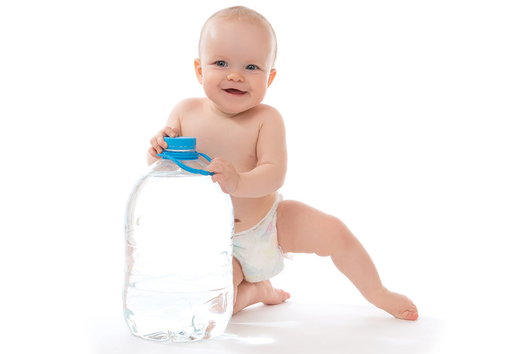متى يشرب الرضيع الماء