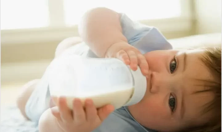 أسباب عدم شبع الرضيع من الحليب الصناعي
